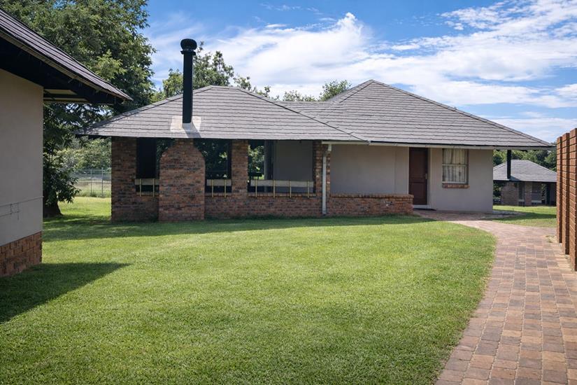 Badplaas, A Forever Resort: 6-Sleeper Chalet. 3 bedrooms (1 double bed & 4 single beds)